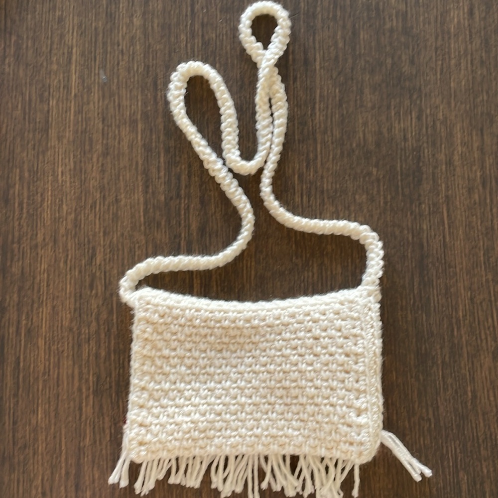 HAND CRAFTED CROCHETED FOLDOVER FRINGED BEADED FLOWER CROSSBODY Cream Boho-Chic - Picture 3 of 8